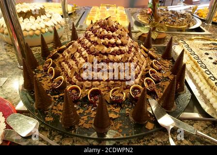 Türkischer Kuchen in Pyramidenform. Traditionelles türkisches Vergnügen am Hotelbuffet in der Türkei. Region Antalya, Südtürkei Stockfoto