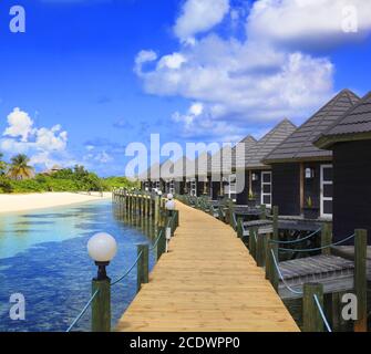 Schöner Malediven Strand mit Wasserbungalow. Stockfoto