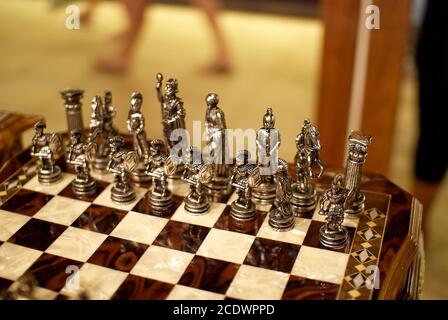 Schönes Schachset zum Verkauf auf dem Großen Basar, Türkei. Aus Holz und metallischen Materialien. Schachbrett, klassisches Spiel, strategisch, Strategie, türkisch Stockfoto