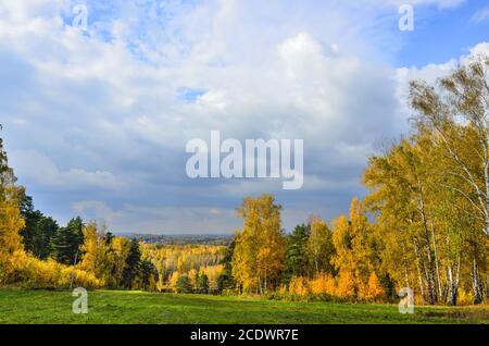 Malerische Herbstlandschaft im goldenen Herbstwald auf einem Hügel Stockfoto