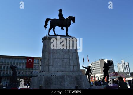 Ankara, Türkei. August 2020. Am 98. Jahrestag des nationalen Siegestages in Ankara, Türkei, am 30. August 2020 stehen Menschen vor einer Reiterstatue des modernen türkischen Gründers Mustafa Kemal Atatürk. Kredit: Altan Gocher/ZUMA Wire/Alamy Live Nachrichten Stockfoto