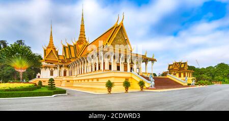 Die Thronhalle im königlichen Palast in Phnom Penh, Kambodscha. Panorama Stockfoto
