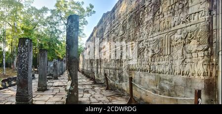 Bas-Relief am Bayon Tempel in Angkor Thom. Siem Reap. Kambodscha. Panorama Stockfoto