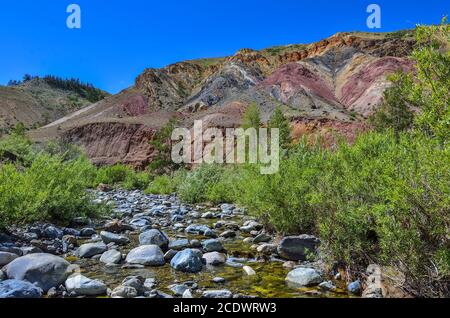 Blick auf unwirklich schöne bunte Lehmklippen im Altai-Gebirge, Russland Stockfoto