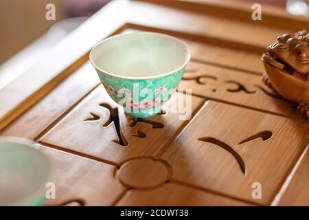 Chinesische Porzellan-Tee-Tasse auf dem Tisch, chinesische Tee-Set Bildstock Stockfoto