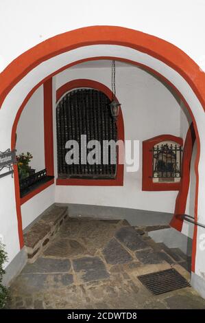 Die Bögen unter der alten Michaelskirche an der Mosel in Alken, Rheinland-Pfalz, bieten einen Blick durch die alten Eisengitter der Schädel und Knochen mittelalterlicher Gemeindemitglieder, die in ihrem Gebeinhaus (Leichenhaus, Knochenhaus oder Beinhaus) aufgetürmt sind. Die im frühen 15. Jahrhundert für neue Einlagen gesperrt wurde. Die alte St. Michaelskirche, 1015 erwähnt, ist eine der ältesten Kirchen im Mosel- oder Moselgebiet. Im Inneren befinden sich Fresken aus dem 13. Jahrhundert. Stockfoto