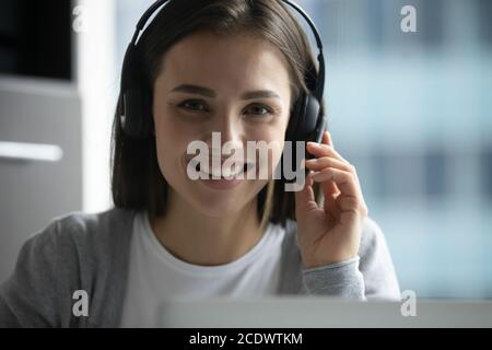 Kopfaufnahme Porträt lächelnd junge Frau Bedienperson trägt Headset Stockfoto