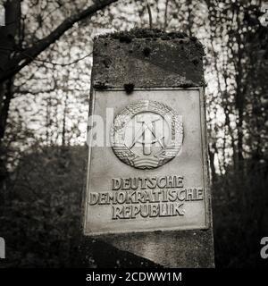 Grenzpfeiler der ehemaligen innerdeutschen Grenze mit der Wappen der DDR Stockfoto