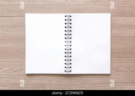Notebook von oben auf dem Holzboden platziert. Stockfoto