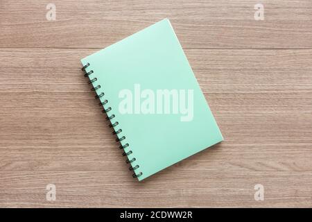 Notebook von oben auf dem Holzboden platziert. Stockfoto