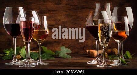 Weinverkostungskonzept, Stillweine und Schaumweine. Rot, Weißwein, Rose und Champagner in Weingläsern. Panorama-Banner mit Kopierbereich Stockfoto
