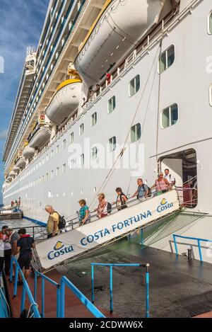 Phuket, Thailand - 29. November 2019: Touristen steigen vom Kreuzfahrtschiff Costa Fortuna zum Transportschiff im Hafen der Insel Phuket, S aus Stockfoto