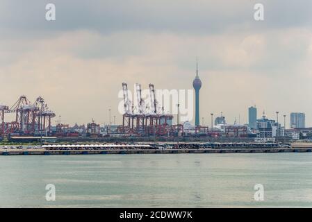 Colombo, Sri Lanka - 25. November 2019: Blick auf den Hafen von Colombowith Busse warten auf das Kreuzfahrtschiff in Sri Lanka. Lotus Turm im Hintergrund. Stockfoto