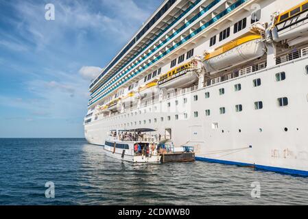 Phuket, Thailand - 29. November 2019: Touristen steigen vom Kreuzfahrtschiff Costa Fortuna zum Transportschiff im Hafen der Insel Phuket, S aus Stockfoto