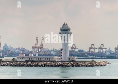 Colombo, Sri Lanka - 25. November 2019: Blick auf die Colombo Pilot Station Leuchtturm im Hafen von Colombo, Sri Lanka. Stockfoto