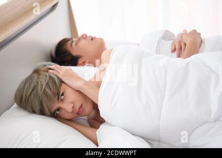 Asiatisch Gay paar teen schnarchen, Mühe schlafen. Stockfoto