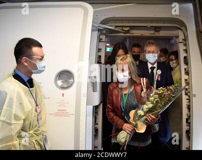 Taipeh, Taiwan. August 2020. Der tschechische Senatsvorsitzende Milos Vystrcil, rechts, mit seiner Frau im Vordergrund, kam am 30. August 2020 nach Taipei, Taiwan, um Taiwan zu besuchen. Kredit: Michal Krumphanzl/CTK Foto/Alamy Live Nachrichten Stockfoto