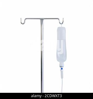 Kochsalzbehälter, der in einer Stahlsäule des Krankenhauses auf weißem Hintergrund isoliert hängt. Stockfoto