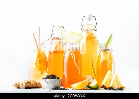 Auswahl An Fermentierten Kombucha-Getränken. Hausgemachter probiotischer Superfood-Tee, Keto-Diätgetränk, Tepache, Apfelwein, Kvass, Ginger Ale. Gesundes Getränk mit Geschmack. Stockfoto