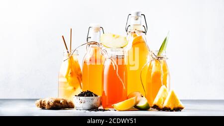 Auswahl An Fermentierten Kombucha-Getränken. Hausgemachter probiotischer Superfood-Tee, Keto-Diätgetränk, Tepache, Apfelwein, Kvass, Ginger Ale. Gesundes Getränk mit Geschmack. Stockfoto