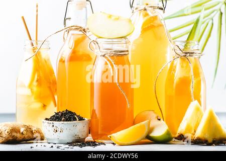 Auswahl An Fermentierten Kombucha-Getränken. Hausgemachter probiotischer Superfood-Tee, Keto-Diätgetränk, Tepache, Apfelwein, Kvass, Ginger Ale. Gesundes Getränk mit Geschmack. Stockfoto