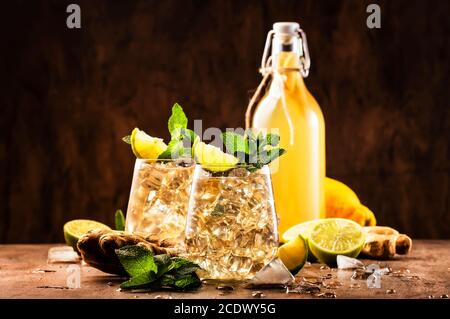 Golden Ginger Ale Biercocktail mit Limette, Zitrone und Minze in Glass auf Holztisch, Kopierraum Stockfoto