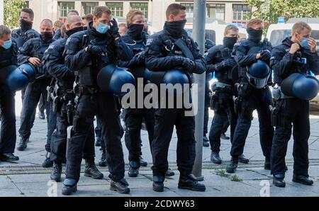 Berlin, 29. August 2020: Deutsche Polizisten in Kampfuniformen und mit Helmen in der Hand warten auf ihren Einsatz bei der Demonstrationsdemonstration Stockfoto