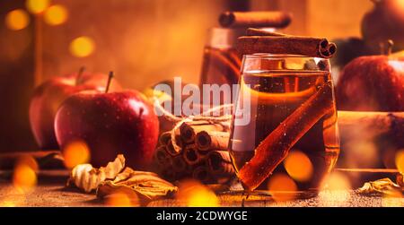 Hard Apple Cider Ale bereit zu trinken. Cocktail mit Zimt, vintage Holzhintergrund Stockfoto