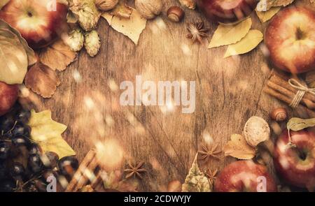 Thanksgiving Hintergrund, Lebensmittel Herbst Ernte Konzept. Rustikaler Tisch mit Äpfeln, Kürbissen, Nüssen, Trauben und Mais auf dunklem Tisch mit Kopierfläche, top vie Stockfoto