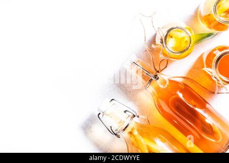 Auswahl An Fermentierten Kombucha-Getränken. Hausgemachter probiotischer Superfood-Tee, Keto-Diätgetränk, Tepache, Apfelwein, Kvass, Ginger Ale. Gesundes Getränk mit Geschmack. Stockfoto