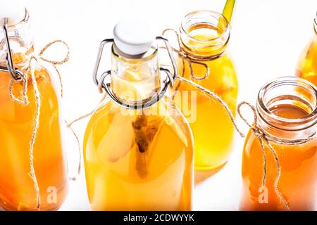 Auswahl An Fermentierten Kombucha-Getränken. Hausgemachter probiotischer Superfood-Tee, Keto-Diätgetränk, Tepache, Apfelwein, Kvass, Ginger Ale. Gesundes Getränk mit Geschmack. Stockfoto