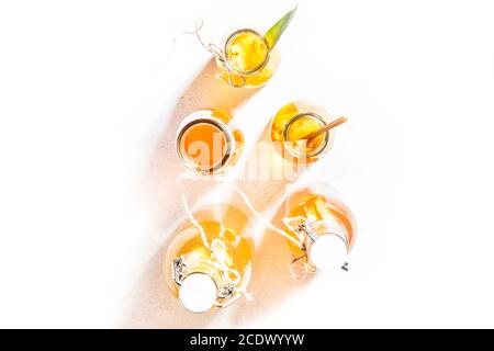 Auswahl An Fermentierten Kombucha-Getränken. Hausgemachter probiotischer Superfood-Tee, Keto-Diätgetränk, Tepache, Apfelwein, Kvass, Ginger Ale. Gesundes Getränk mit Geschmack. Stockfoto
