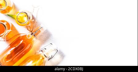 Auswahl An Fermentierten Kombucha-Getränken. Hausgemachter probiotischer Superfood-Tee, Keto-Diätgetränk, Tepache, Apfelwein, Kvass, Ginger Ale. Gesundes Getränk mit Geschmack. Stockfoto