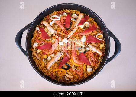 Traditionelle Fideua aus Alicante (Valencia, Spanien): ShiRIMS, Garnelen, Kaisergranat, Tintenfisch, Muscheln, Muscheln... Stockfoto