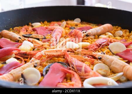 Nahaufnahme eines traditionellen Fideua aus Alicante (Valencia, Spanien): ShiRIMS, Garnelen, Kaisergranat, Tintenfisch, Muscheln, Muscheln... Stockfoto