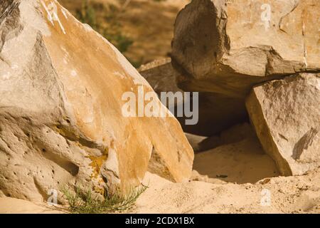 Sedimentäre sand und gebrochene Felsen auf sandigen Strand mit riesigen Schichten der angehäufte Staub Schmutz aus Stein und Fels, Textur und Grit Stockfoto