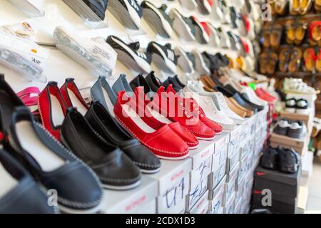 ANTALYA / TÜRKEI - 19. Januar 2020: Schuhe verschiedener Marken stehen in einem Schuhmarkt-Shop Stockfoto