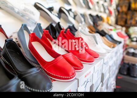 ANTALYA / TÜRKEI - 19. Januar 2020: Schuhe verschiedener Marken stehen in einem Schuhmarkt-Shop Stockfoto