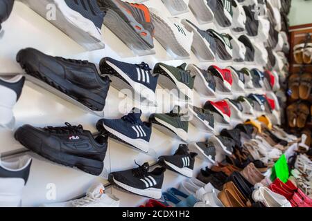 ANTALYA / TÜRKEI - 19. Januar 2020: Schuhe verschiedener Marken stehen in einem Schuhmarkt-Shop Stockfoto