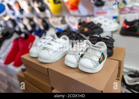 ANTALYA / TÜRKEI - 19. Januar 2020: Schuhe verschiedener Marken stehen in einem Schuhmarkt-Shop Stockfoto