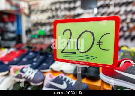 ANTALYA / TÜRKEI - 19. Januar 2020: Schuhe verschiedener Marken stehen in einem Schuhmarkt-Shop Stockfoto