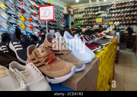 ANTALYA / TÜRKEI - 19. Januar 2020: Schuhe verschiedener Marken stehen in einem Schuhmarkt-Shop Stockfoto