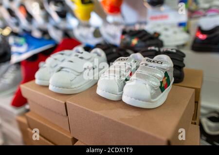 ANTALYA / TÜRKEI - 19. Januar 2020: Schuhe verschiedener Marken stehen in einem Schuhmarkt-Shop Stockfoto