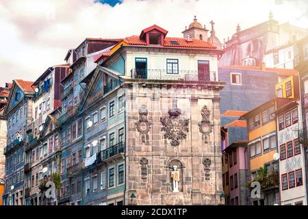 Historische Gebäude des alten Zentrums von Porto in Praça Da Ribeira Stockfoto