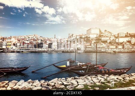 Blick auf das historische Zentrum von Porto, den Douro Fluss und die typischen Rabelo Boote Stockfoto