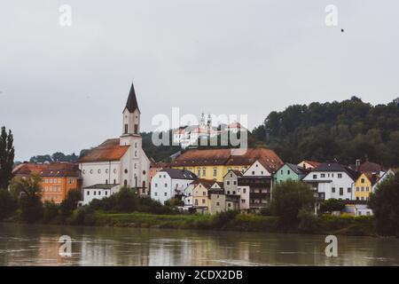 Passau ist eine Stadt in Niederbayern, Deutschland. Sie ist auch als Stadt der drei Flüsse bekannt, denn die Donau wird bei Passau vom Inn aus dem Süden verbunden Stockfoto
