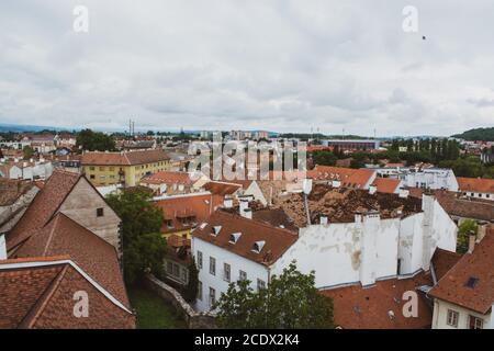 Blick über alte Dächer in Sopron Stockfoto