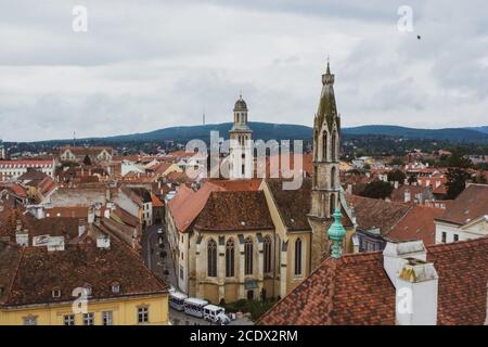 Blick über alte Dächer in Sopron Stockfoto