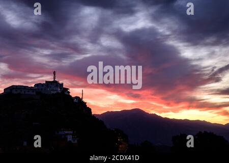 Morgendämmerung im Bergpueblo von Comares, Axarquia, Malaga, Andalusien, Costa del Sol, Spanien Stockfoto