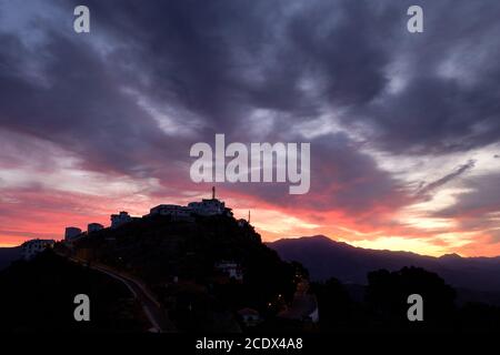 Morgendämmerung im Bergpueblo von Comares, Axarquia, Malaga, Andalusien, Costa del Sol, Spanien Stockfoto